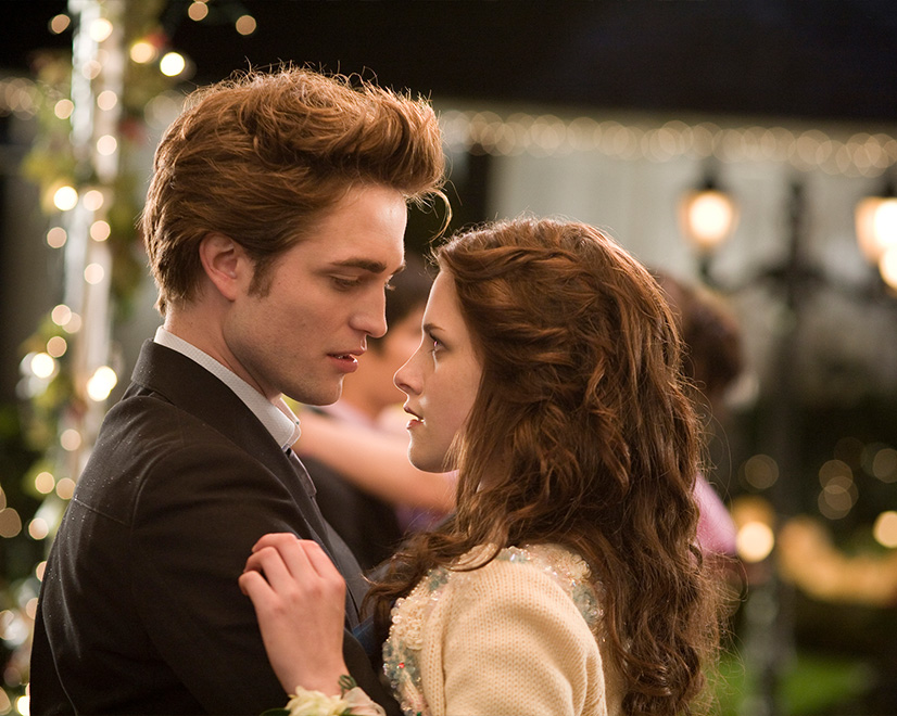 Stillbild på Bella (Kristen Stewart) och Edward (Robert Pattinson) i Twilight (2008)